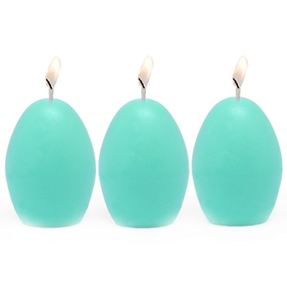 Velas azules con forma de huevo hechas con el molde para velas 3 huevos.