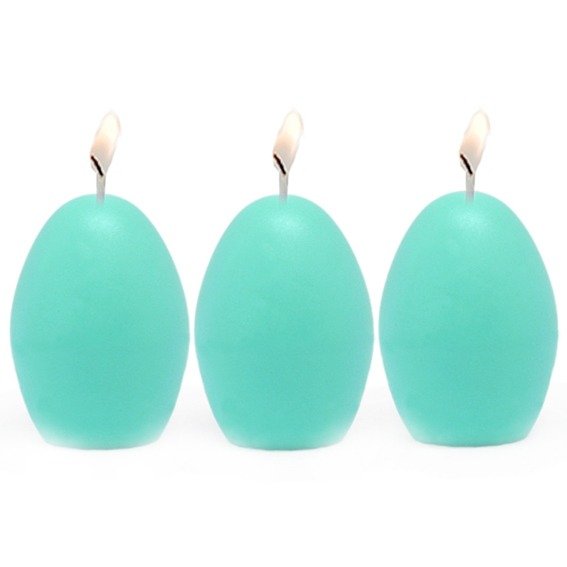 Velas azules con forma de huevo hechas con el molde para velas 3 huevos.